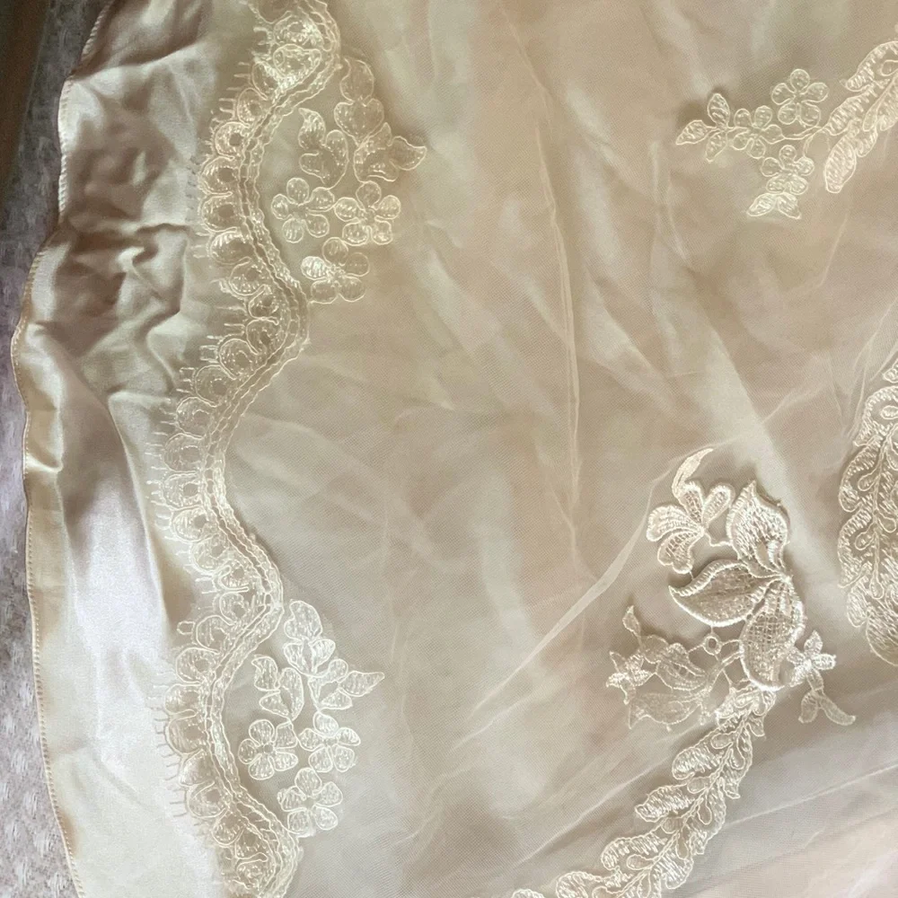 Wedding dress. Size US 10. - Picture 11 of 14